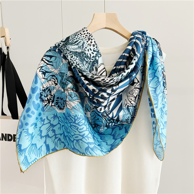 Écharpe en soie imprimée lion, - Travel Accessories Designer avis et prix