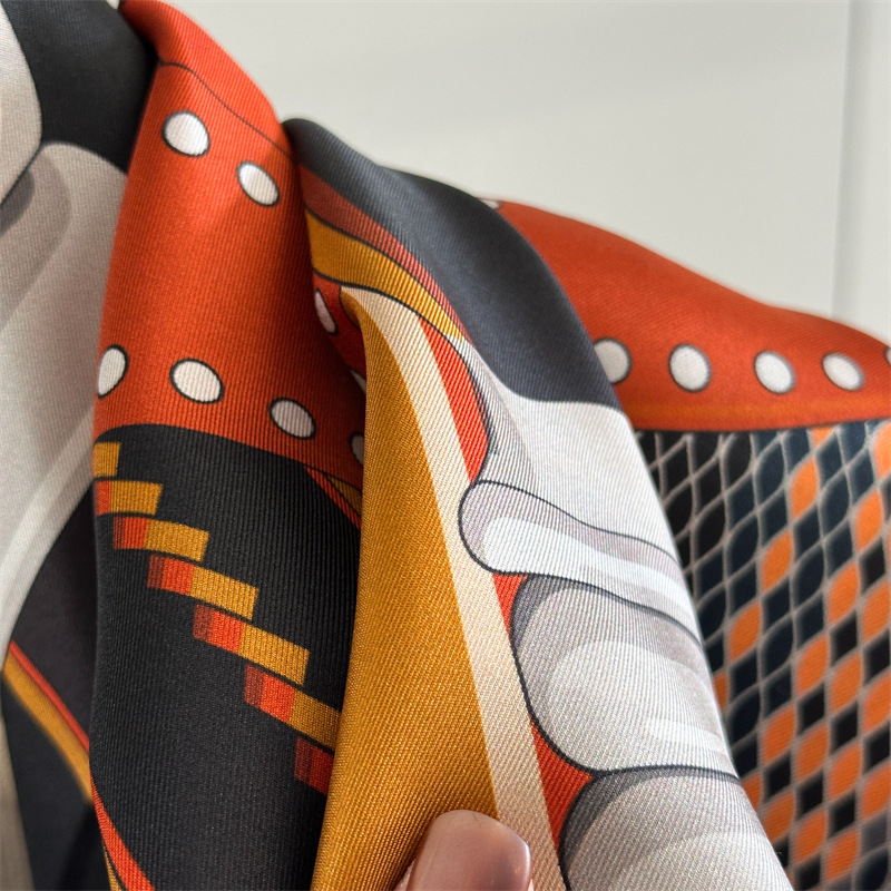 Écharpe en soie imprimée Saddl - Travel Accessories Designer avis et prix